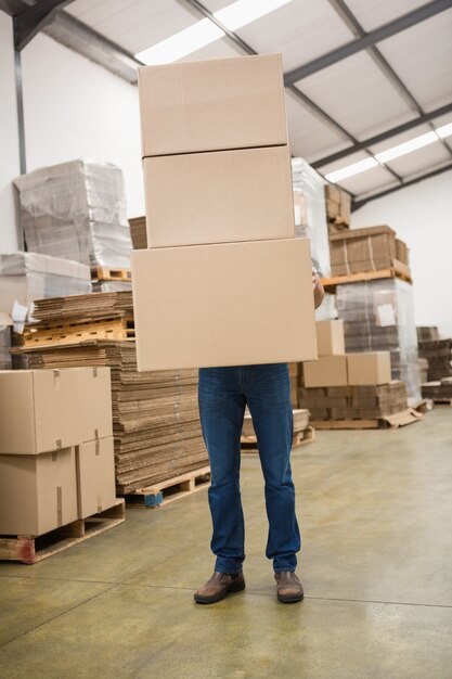 Trabajador, llevando, cajas, en, almacén