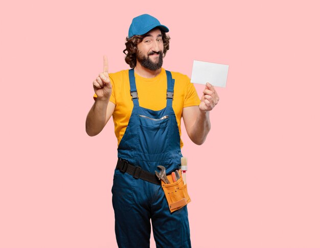 Trabajador de manitas con un cartel.