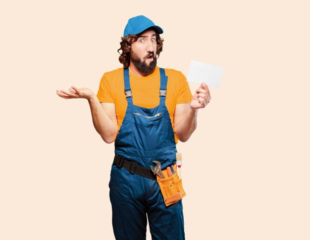 Trabajador de manitas con un cartel.