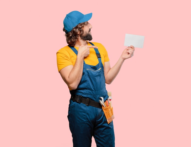 Trabajador de manitas con un cartel.