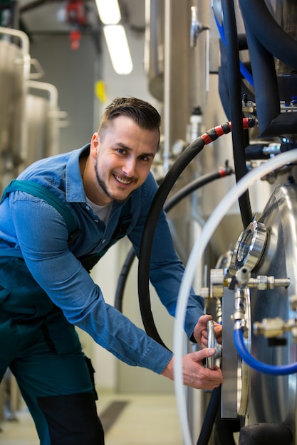 Trabajador mantenido trabajando en cervecería