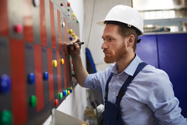 Trabajador manual escribiendo sus días de trabajo