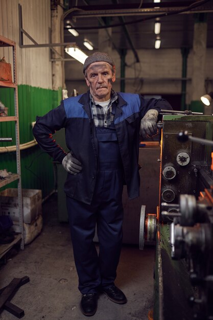 Trabajador manual en la fábrica