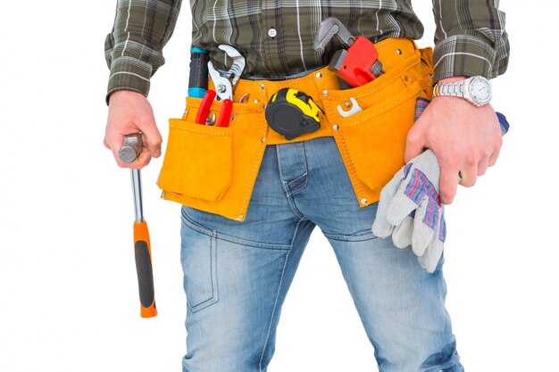 Trabajador manual con guantes y martillo
