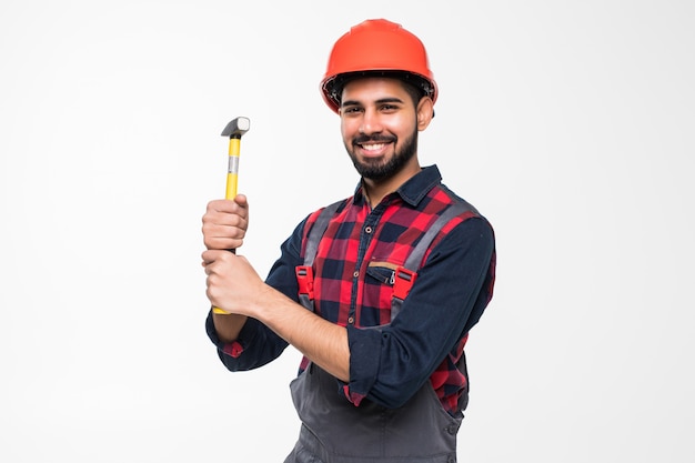 Trabajador manual joven indio con martillo aislado en blanco