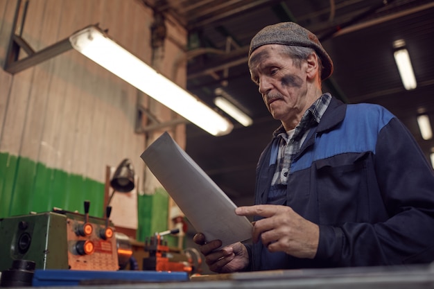 Trabajador manual leyendo el contrato