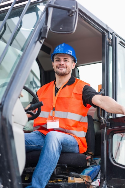 Trabajador manual en minicargador