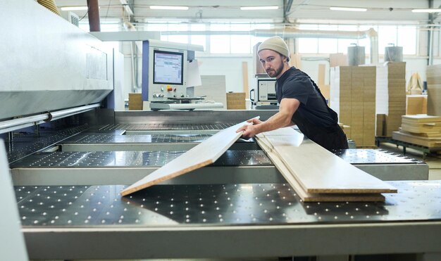 Trabajador manual trabajando con tablas de madera.