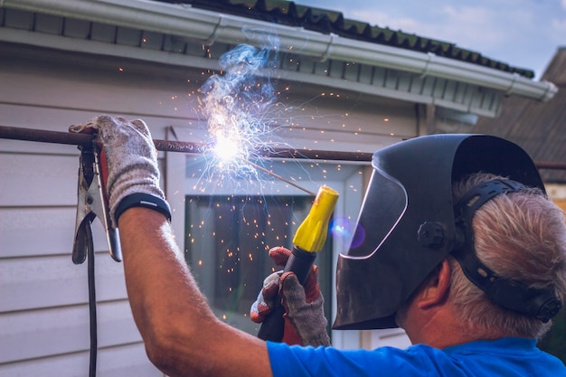 Trabajador con máquina de soldar realiza trabajo