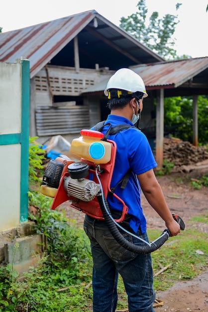 Trabajador con máquina ULV. Un hombre usa el tipo ULV para la prevención. Virus Zika y fiebre del dengue.