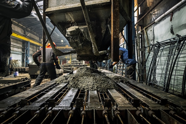 Un trabajador masculino controla el proceso de producción en una fábrica.