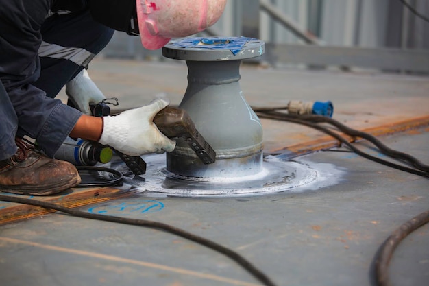 Trabajador masculino prueba boquilla tanque soldadura a tope placa de techo de carbono del tanque de almacenamiento aceite fondo blanco contraste de campo magnético