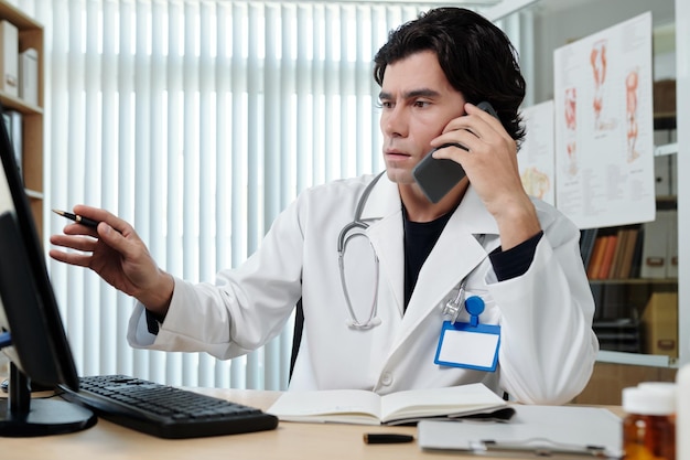 Trabajador médico llamando colega