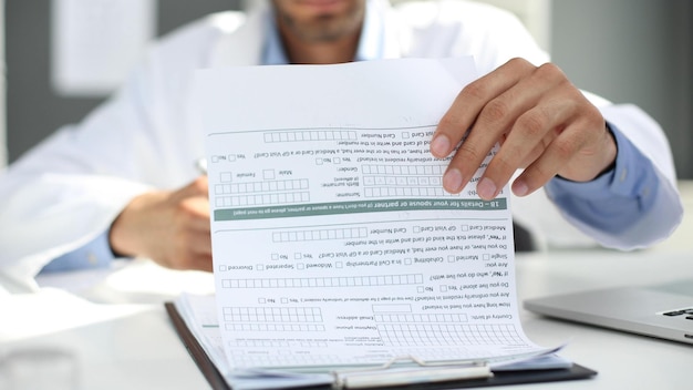 Foto trabajador médico mirando el historial médico de un paciente