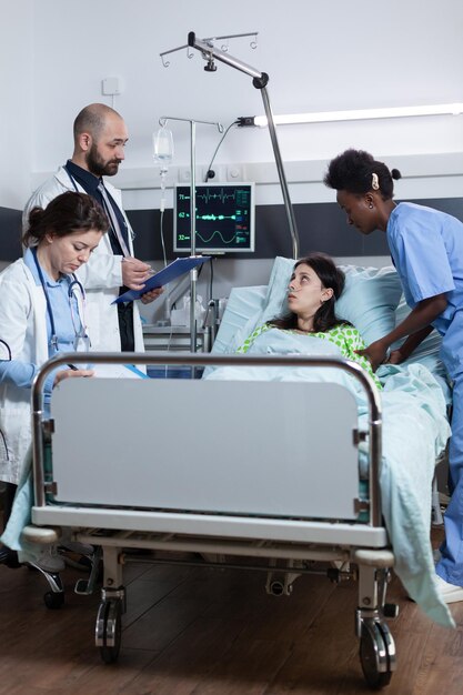 Foto trabajador médico que trabaja en un hospital