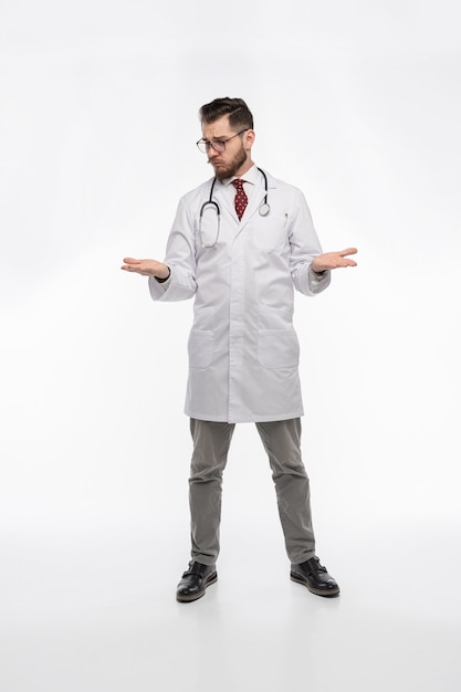 Trabajador médico sonriente en bata blanca y corbata