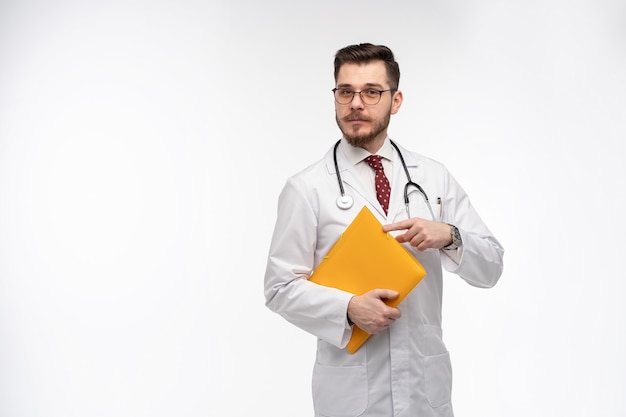 Trabajador médico sonriente en bata blanca y corbata