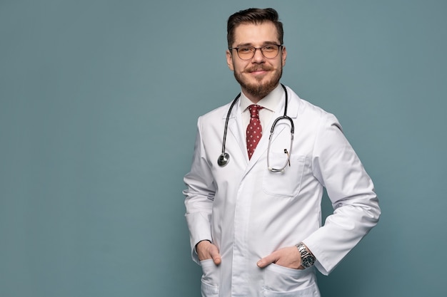 Trabajador médico sonriente en bata blanca y corbata