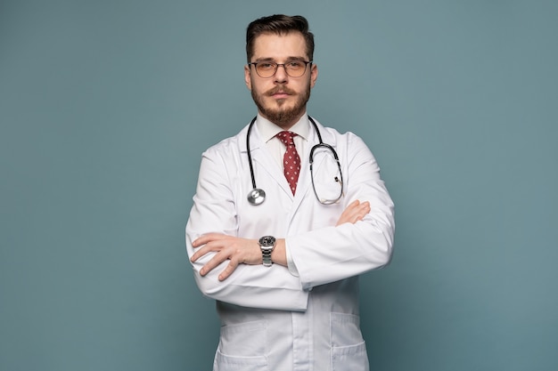 Trabajador médico sonriente en bata blanca y corbata