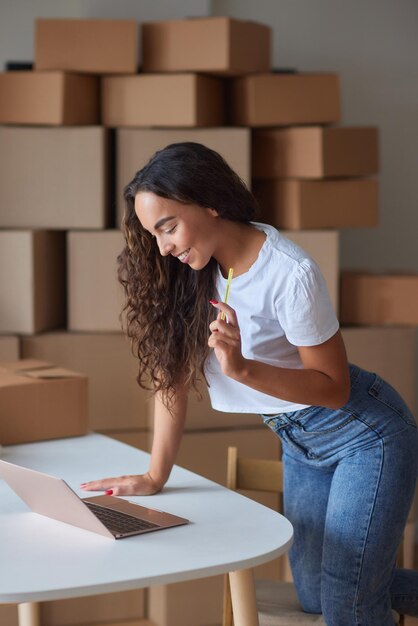 Trabajador de negocios de comercio electrónico de mujer joven en la oficina