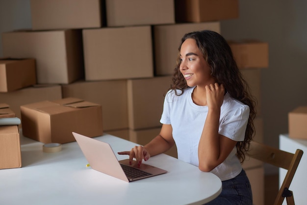 Trabajador de negocios de comercio electrónico de mujer joven en la oficina