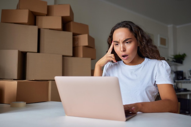 Trabajador de negocios de comercio electrónico de mujer joven en la oficina