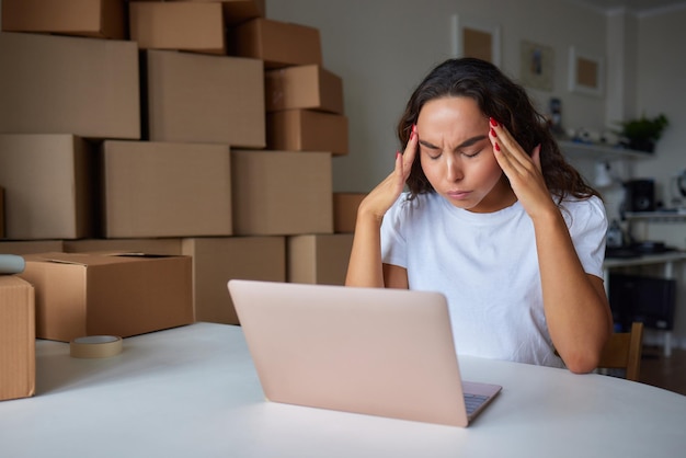 Trabajador de negocios de comercio electrónico de mujer joven en la oficina