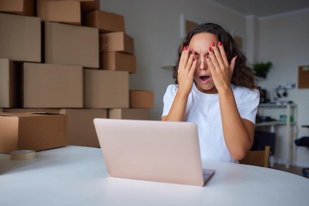 Trabajador de negocios de comercio electrónico de mujer joven en la oficina