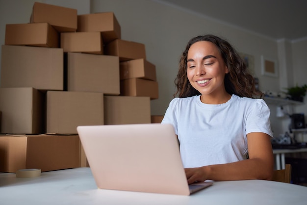 Trabajador de negocios de comercio electrónico de mujer joven en la oficina