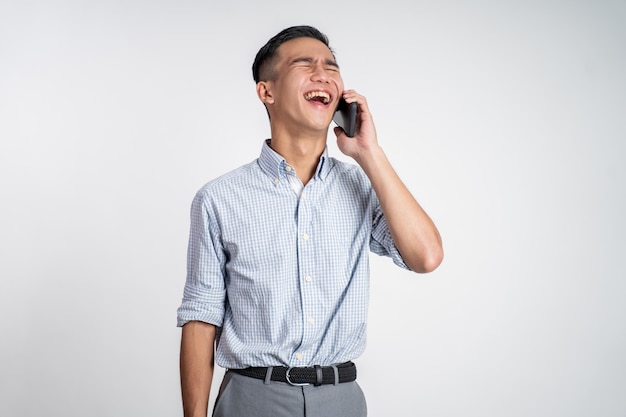 Trabajador de negocios riendo mientras habla por teléfono