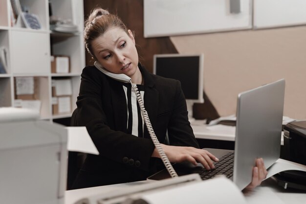 Trabajador de oficina estresado Concepto con exceso de trabajo Mujer de negocios furiosa enojada