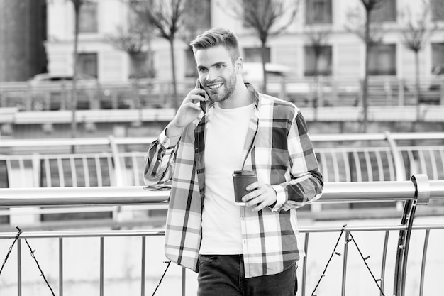 Trabajador de oficina de gente de negocios hablando por teléfono inteligente hablando por teléfono con una taza de café estudiante tiene descanso para tomar café tiempo de café y vacaciones de verano comunicación de ocio y concepto de personas