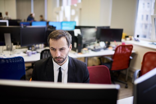 Trabajador de oficina maduro con PC