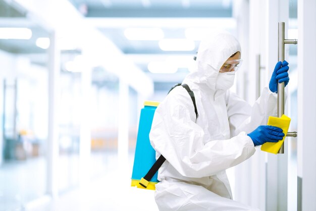 Trabajador de oficina con mascarilla trabajando en la oficina El concepto de prevención de la propagación de la epidemia