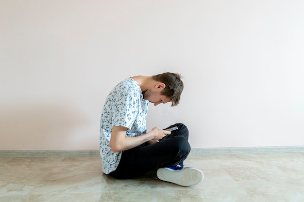 Un trabajador de oficina masculino en sesión informal con mala postura, problemas de dolor de espalda, simple concepto aislado