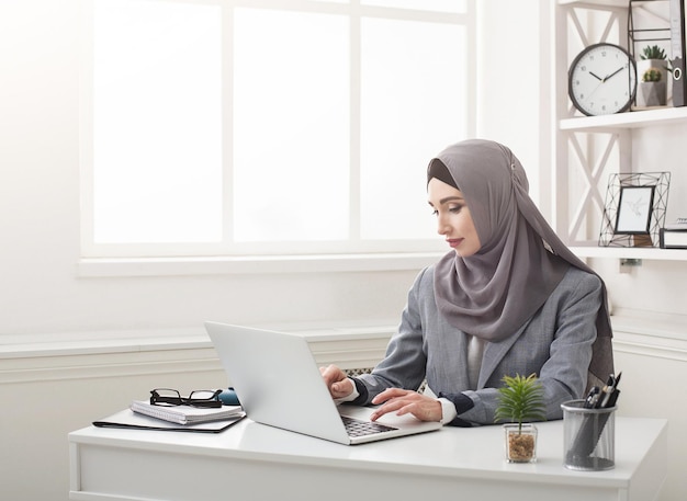 Trabajador de oficina del Medio Oriente femenino en su lugar de trabajo