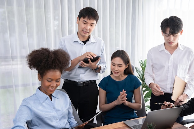 Trabajador de oficina multicultural moderno en el lugar de trabajo corporativo Concord