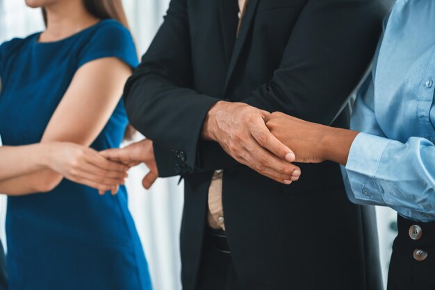 Foto trabajador de oficina multirracial feliz y sonriente tomándose de la mano en una línea que promueve la sinergia y la colaboración para el éxito empresarial vínculo de trabajador de oficina profesional diverso en el lugar de trabajo moderno concord