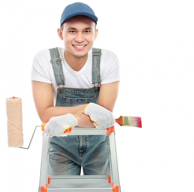 Trabajador pintor sonriendo