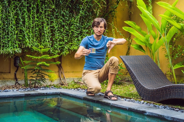 El trabajador de la piscina cometió un error en los productos químicos de la piscina