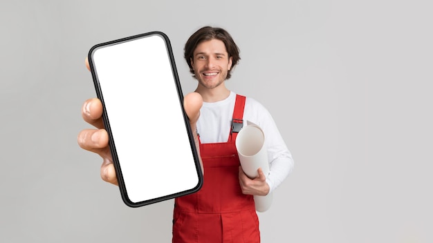 Trabajador con plan de construcción y teléfono inteligente con pantalla en blanco