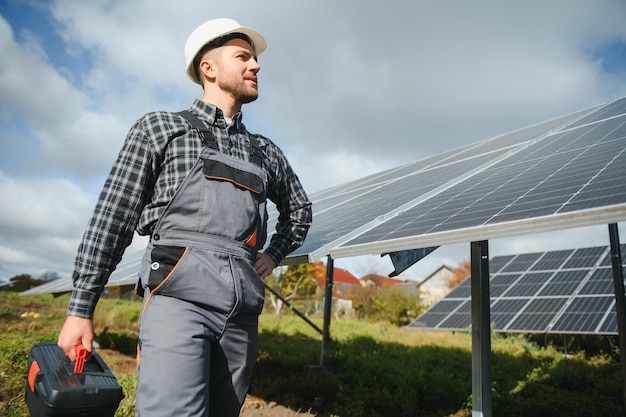 Trabajador de planta de energía solar comprueba el estado de los paneles