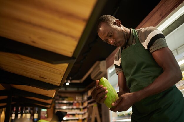 trabajador, poner, mangos, en, estantes