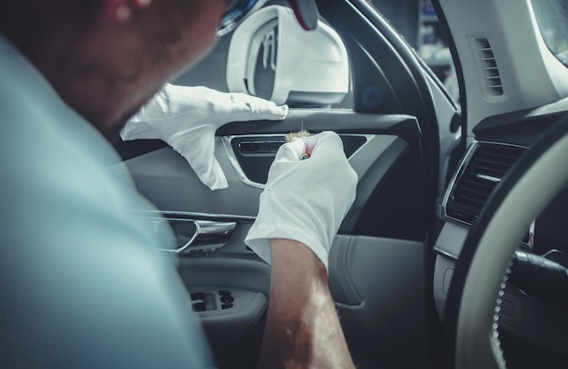 Foto trabajador profesional de la automoción que limpia los respiraderos de los automóviles
