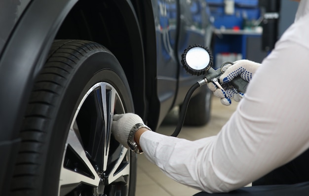 Trabajador profesional del centro automotor