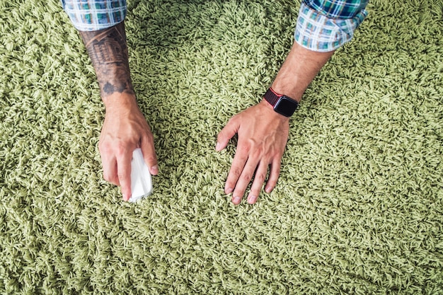 Trabajador profesional haciendo su trabajo en el servicio de lavado de alfombras.