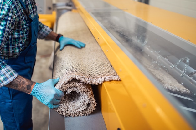 Trabajador profesional haciendo su trabajo en el servicio de lavado de alfombras.