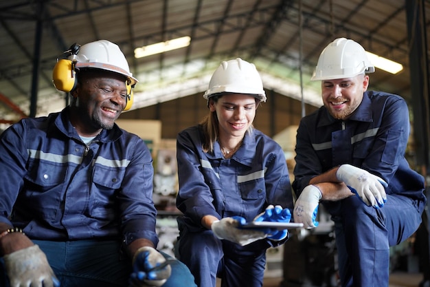 Foto trabajador profesional de la industria pesada en la fábrica fondo de la industria empresarial