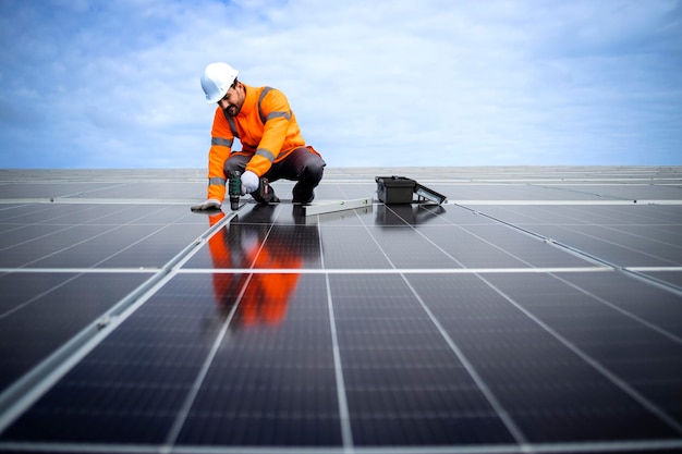 Foto trabajador profesional instalando paneles solares para la producción de electricidad como fuente de energía sostenible