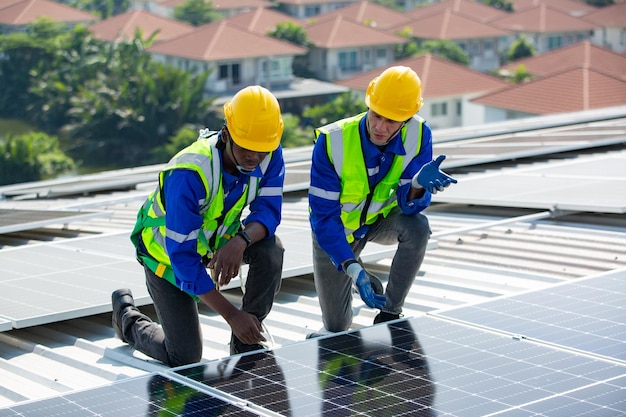 Trabajador profesional instalando paneles solares en el techo de una casa